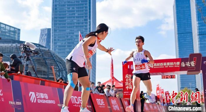 在上海收官的2024高校百英里接力赛:重庆大学卫