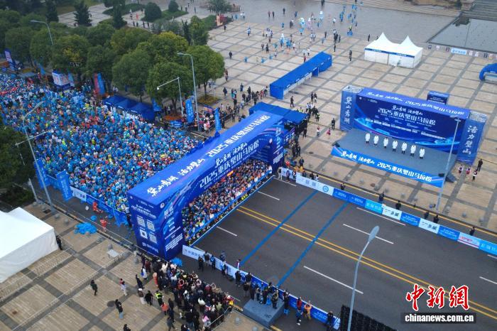 2025重庆璧山马拉松盛大开跑 9000跑者共绘公园城