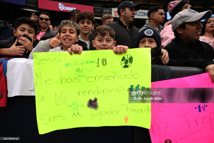 梅西赛场激励小球迷：永不放弃精神传递