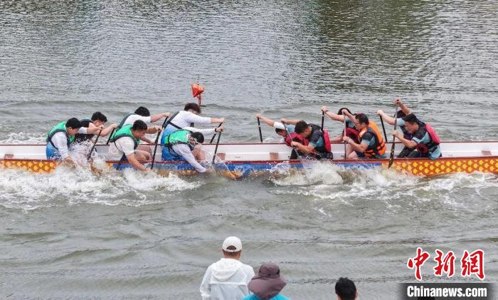 浙沪龙舟斗牛赛激情上演 两岸选手水上拔河竞速