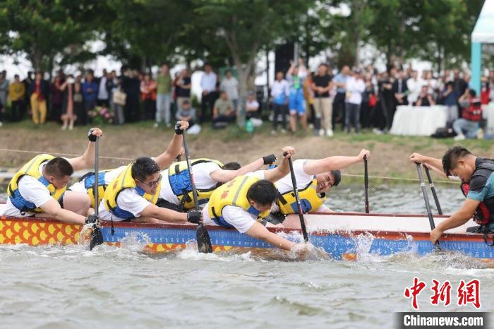 浙沪龙舟斗牛赛激情上演 两岸选手水上拔河竞速