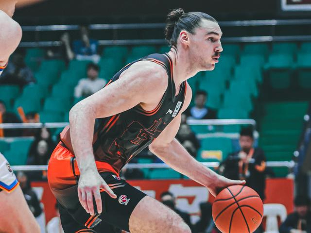 斯蒂尔对阵老东家迎关键战役，山东男篮能否守